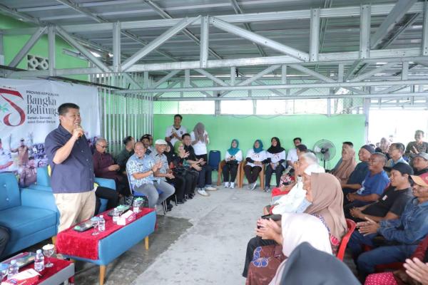 Gubernur Hidayat Arsani Salurkan Ratusan Karung Beras di Sinar Jaya Jelutung