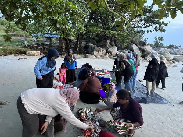 Disparbudkepora Uji Coba Kembangkan Produk Paket Wisata Bakar Ikan di Pantai Penyusuk