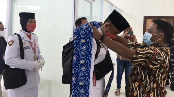 Suharto Sambut Kepulangan Para Pemuda Babel Pengibar Bendera Pusaka pada HUT ke-76 RI
