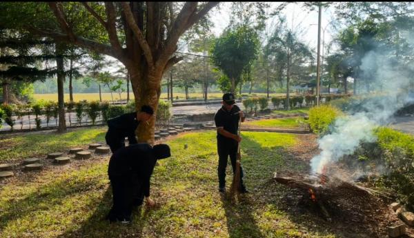 ASN Disparbudkepora Babel Turun Langsung di Aksi Gotong Royong Bersih-Bersih Lingkungan
