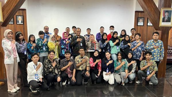 The Acting Governor Hands Over Miniature Traditional Ship