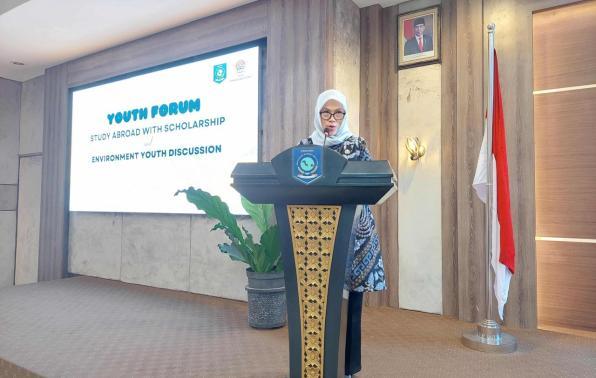 Widya Encourages the Youths to Study Abroad