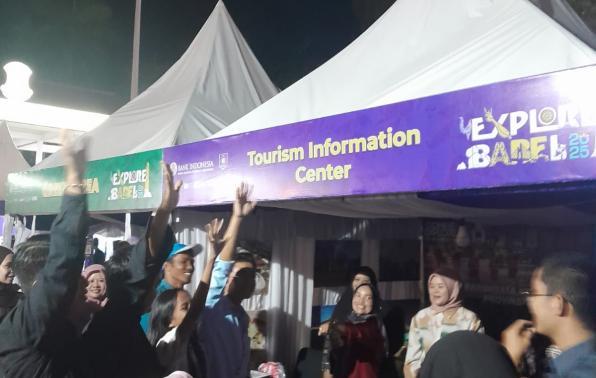 People Crowd into Tourism Exhibition Stand