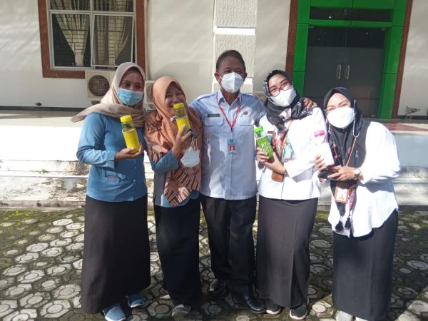 Ibu-ibu Pegawai Disparbudkepora Terima Reward, Begini Harapan Suharto