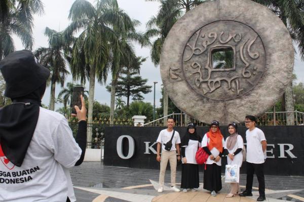 Praktik Videografi ASN Peserta Pelatihan Pemasaran Pariwisata Kunjungi Titik Nol KM Pangkalpinang