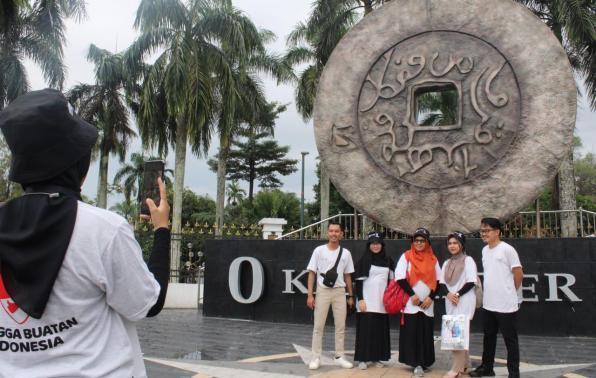 Trainees of Tourism Marketing Visit Km 0 Monument Pangkalpinang 