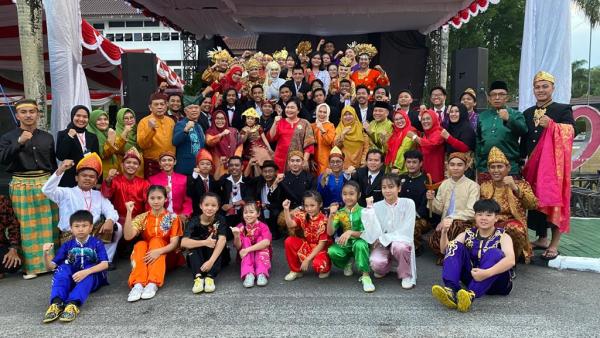 Wydia Applauds Gita Bahana Nusantara Serumpun Sebalai Choir and Orchestra Performance at Independence Day Ceremony