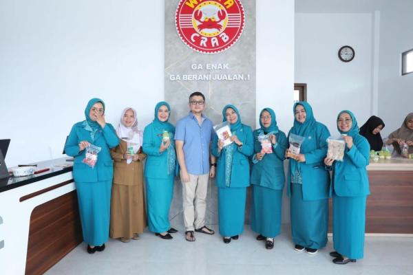 Safriati Safrizal Visits Three MSMEs Production Houses in Belitung
