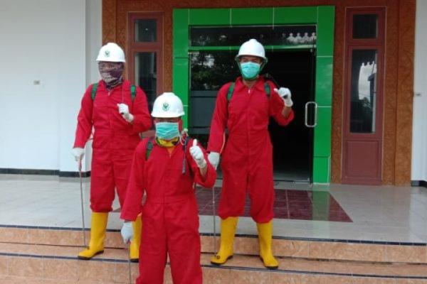 Disemprot Disinfektan, Kepala Disbudpar Apresiasi Petugas Dinkes Babel